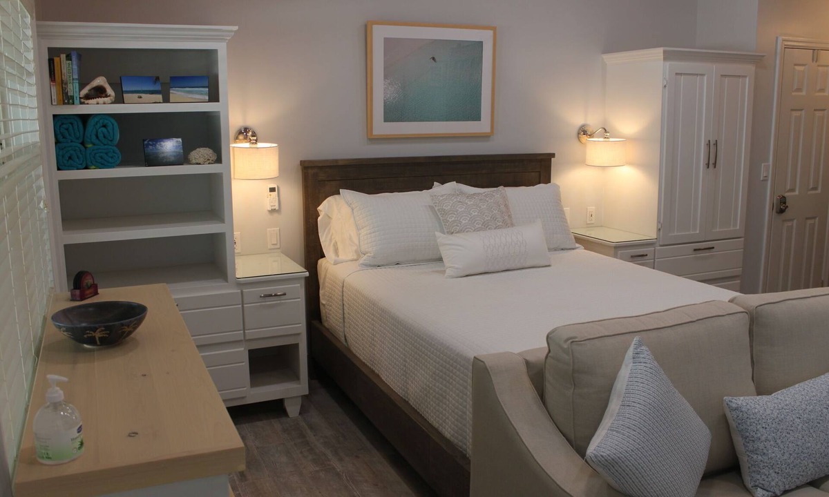 George Town Apartment | Resort Amenities and TOTALLY Remodeled