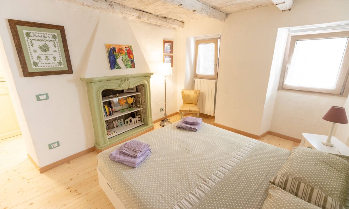 Trarego House | Romantic and cuddly double room with fireplace-library and giant shower.
