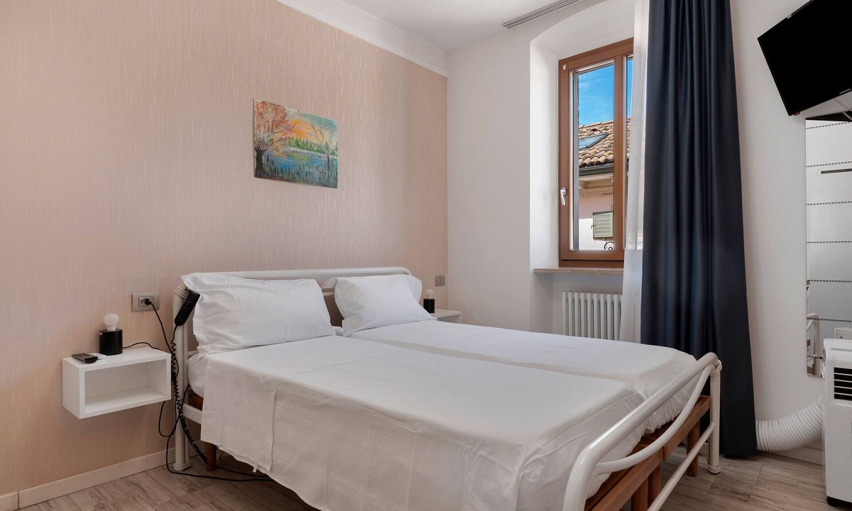 Villa Lagarina Apartment | Room 'Alessandro A Ermione' with Wi-Fi
