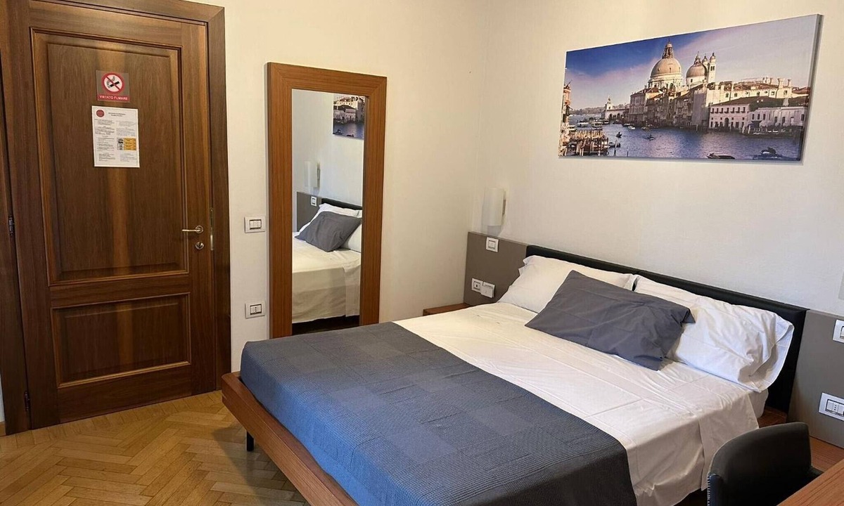 Mirano Apartment | Room 'Camera 1 Blu' with Shared Terrace, Wi-Fi and Air Conditioning