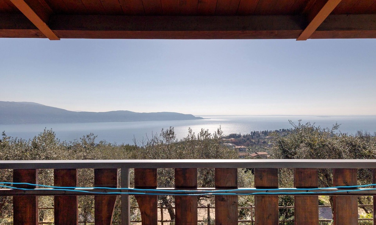 Gaino Apartment | Room 'Camera Familiare Classic' with Lake View, Shared Garden and Wi-Fi
