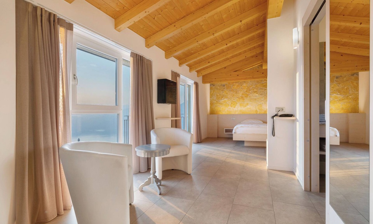 San Zeno di Montagna Apartment | Room 'Hotel Laguna Depandance Suite 2' with Shared Terrace, Wi-Fi and Air Conditioning