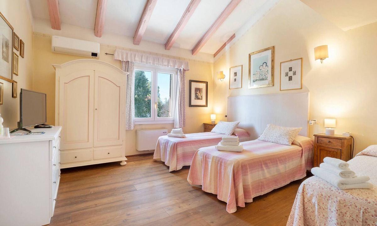 Mirano Apartment | Room 'Rosa' with Shared Garden, Wi-Fi and Air Conditioning