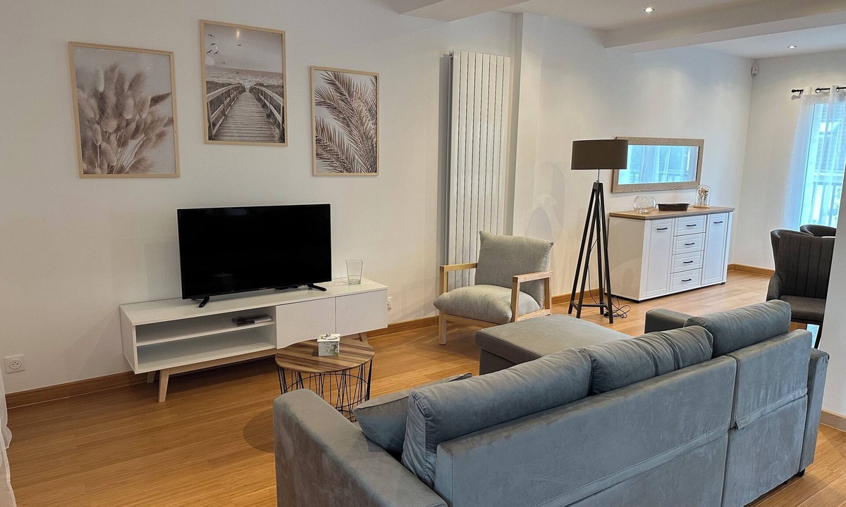 Antony House | Spacious and comfortable house