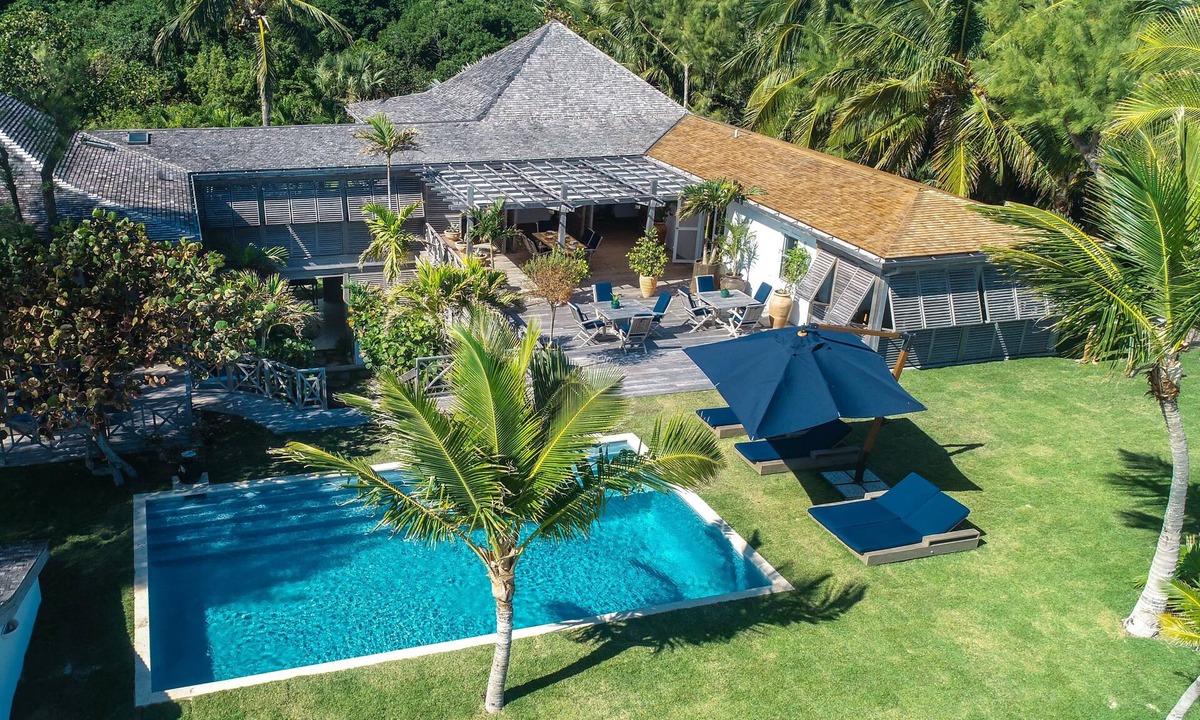 Dunmore Town House | Stunning Beachfront Villa Retreat in the Bahamas