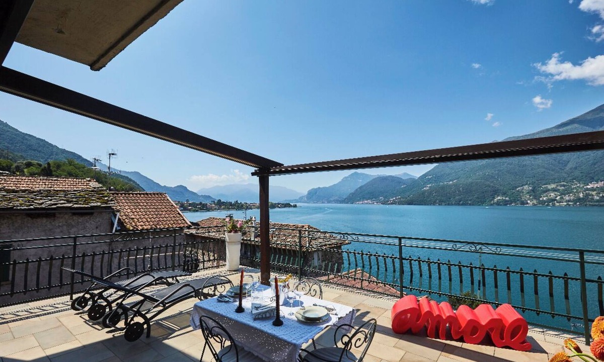 Naggio Apartment | Stunning lake view terrace in a medieval village