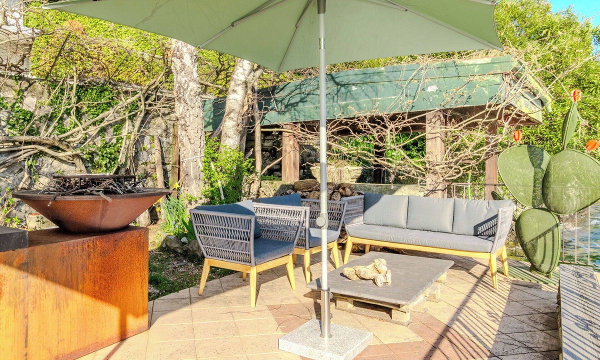 Valsolda Villa | Stunning private villa for 5 people with WIFI, patio, pets allowed and panoramic view