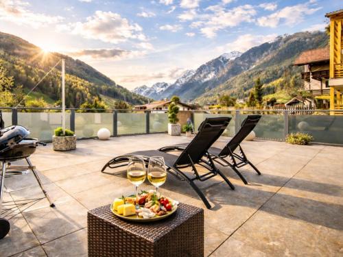 Colle Isarco Apartment | Stylish Alpine Apartment with Terrace, Fireplace & Mountain View near Sterzing - Villa Tribulaunblick
