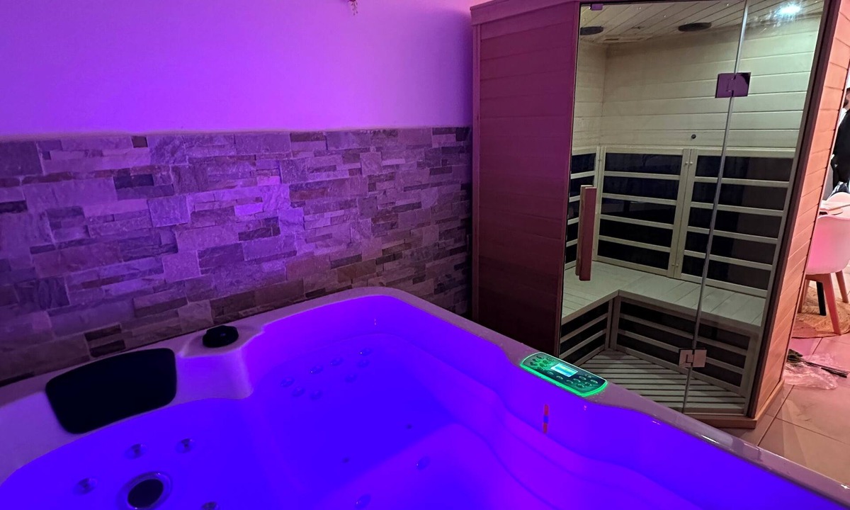 Esbly House | Suite 110 : Jacuzzi & Sauna Privatisé Avec Suite