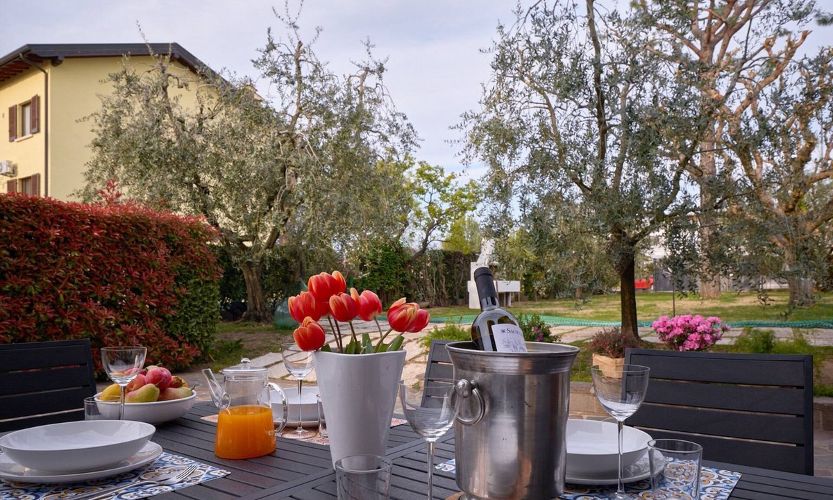 Desenzano del Garda Apartment | Take a break and rejuvenate in this oasis of peace.