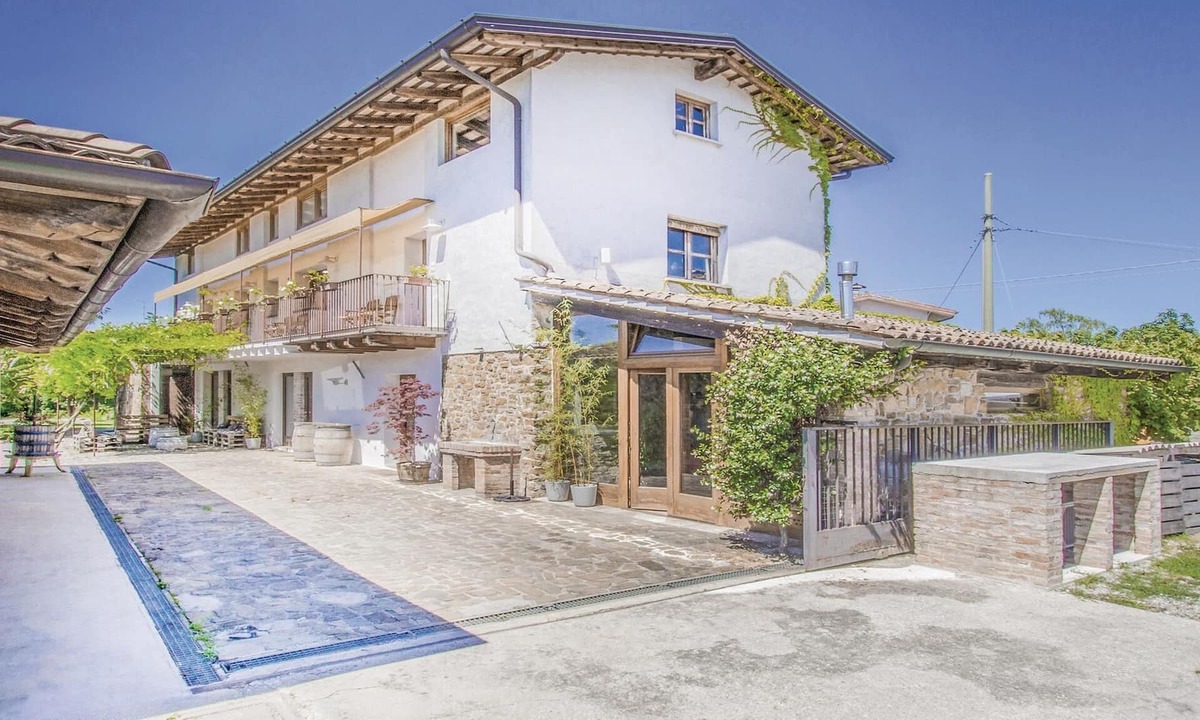Capriva del Friuli Apartment | This vacation apartment in Capriva del Friuli (province of Gorizia) was obtained from an old stable