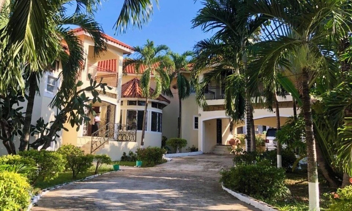 Runaway Bay Villa | TopVilla 7 bedrs w. staff & private beach+beach club water sport excursion incl!