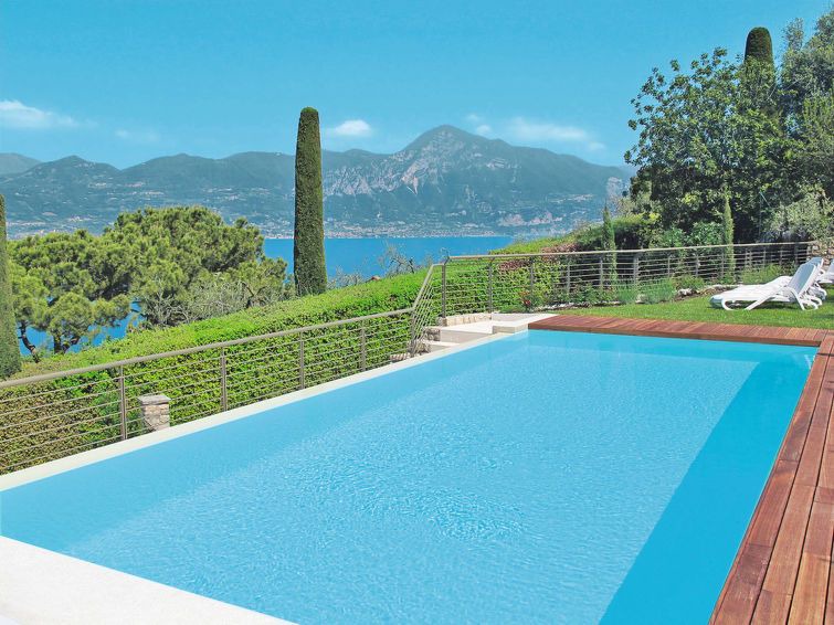Frader Apartment | Torri del Benaco Apartment, Sleeps 7 with Pool and Free WiFi