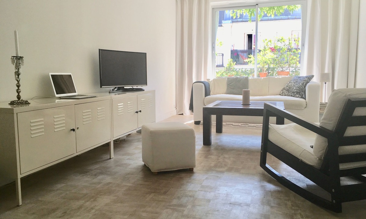 Quartier de la Goutte-d'Or Apartment | Two-room apartment with balcony at the foot of Montmartre