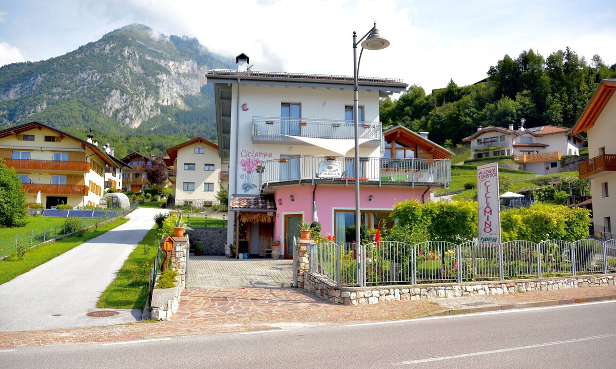 San Lorenzo in Banale Apartment | Vacation Apartment Ciclamino Standard Vittoria with Mountain View, Wi-Fi & Garden