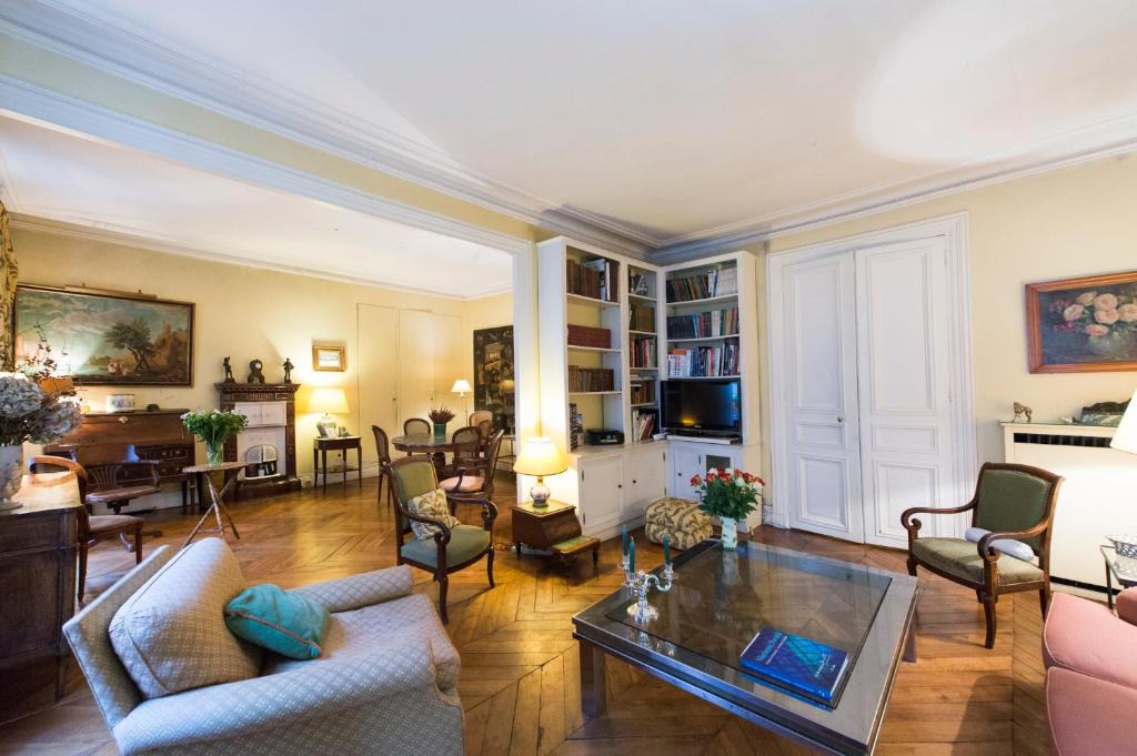 Saint-Germain-des-Pres Apartment | Veeve - Charming Bonaparte