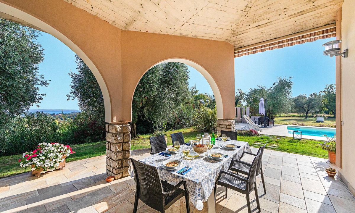 Soiano del Lago Villa | Villa Daniela con piscina vista lago by Wonderful Italy