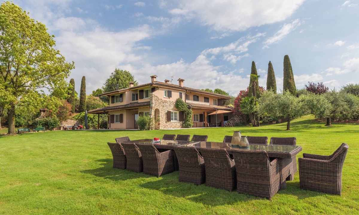 Montioni Villa | Villa 'Minerva' with Lake View, Wi-Fi and Air Conditioning