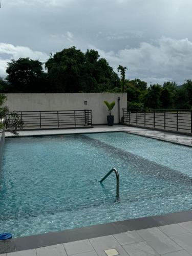 Beverly Hills Apartment | W39 Comfort Suites - Kingston - pool