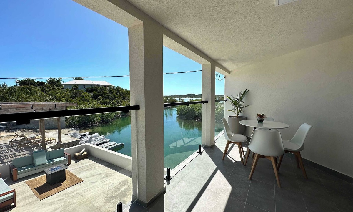 Discovery Bay Apartment | Waterfront Getaway | Balcony | Fire Pit | Gazebo