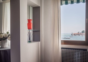 300 m² Apartment ∙ 3 bedrooms ∙ 6 guests