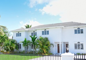 5-Minute Walk to Saunders Beach, restaurants, attractions and public transport
