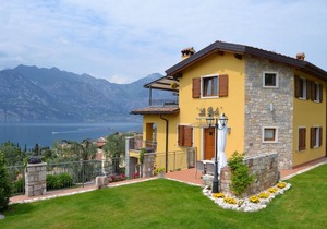 Apartment 'Bilocale La Perla 4' with Lake View, Garden & Wi-Fi