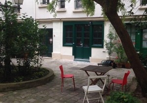 apartment courtyard with trees, in the heart of Paris