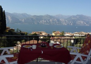 Apartment with 5 beds, balcony with lake view, free parking