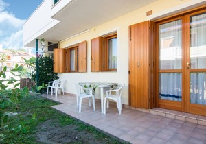 Charming Holiday Home in Rosolina with Communal Pool