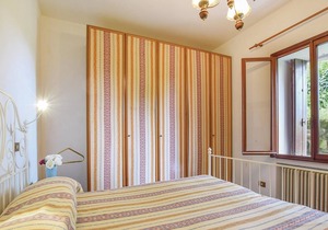 First floor vacation apartment in a country house from the 19th century, located on a hill with beau