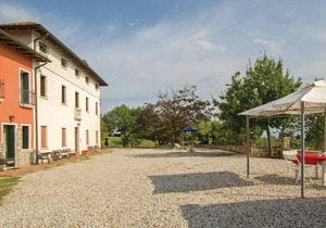 First floor vacation apartment in a country house from the 19th century, located on a hill with beau