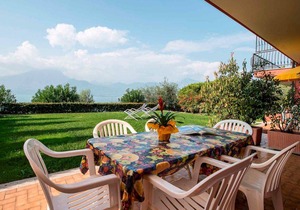 Holiday apartment with terrace and beautiful lake view
