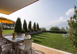 Holiday apartment with terrace and beautiful lake view
