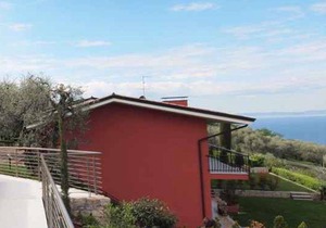Holiday apartment with terrace and beautiful lake view