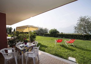 Holiday apartment with terrace and beautiful lake view