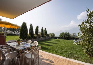Holiday apartment with terrace and beautiful lake view