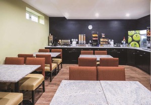 La Quinta Inn & Suites by Wyndham Brooklyn Central