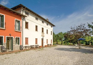 This vacation apartment on two floors is located in a wing of a country house from the 19th century,