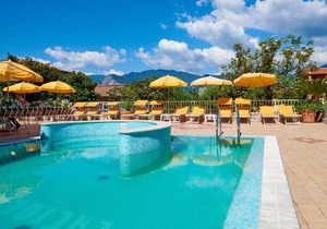 Three-room apartment. 50 sqm - 2nd floor - terrace overlooking the lake - swimming pool - garden - garage