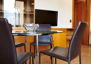 Three-room apartment. 50 sqm - 2nd floor - terrace overlooking the lake - swimming pool - garden - garage