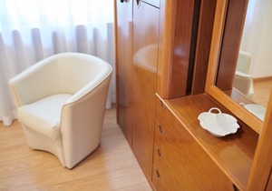 Three-room apartment. 50 sqm - 2nd floor - terrace overlooking the lake - swimming pool - garden - garage