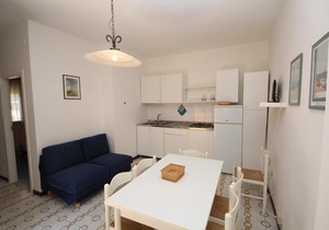 Three room flat on 1st floor m 250 far from the beach