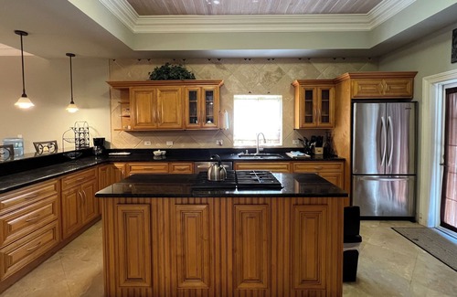George Town House | 2 Master bedroom suites - King/ Double beds (pet-friendly)