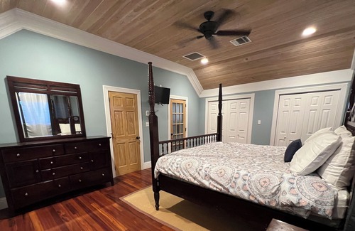 George Town House | 2 Master bedroom suites - King/ Double beds (pet-friendly)