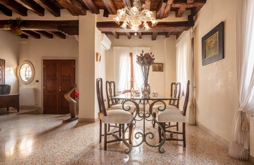 Santa Croce Apartment | 300 m² Apartment ∙ 3 bedrooms ∙ 6 guests