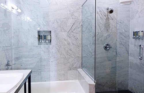 Greenpoint Hotel | 4-Star Hotel ∙ The Box House Hotel