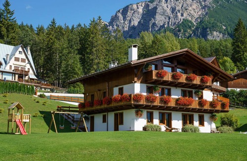 Cortina d'Ampezzo Villa | 900 m² Villa ∙ 6 bedrooms ∙ 12 guests