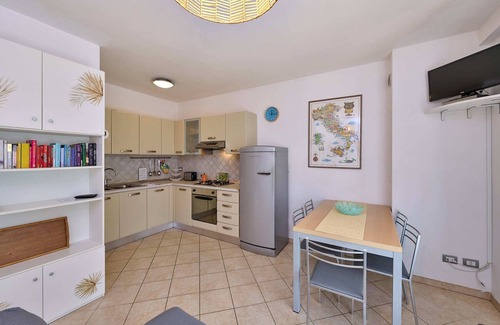 Montioni Apartment | Apartment 'Madonnina In Lazise' with Shared Pool, Wi-Fi and Air Conditioning