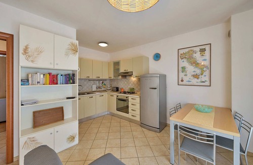 Montioni Apartment | Apartment 'Madonnina In Lazise' with Shared Pool, Wi-Fi and Air Conditioning